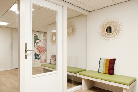 Verkeersruimte entree bankje