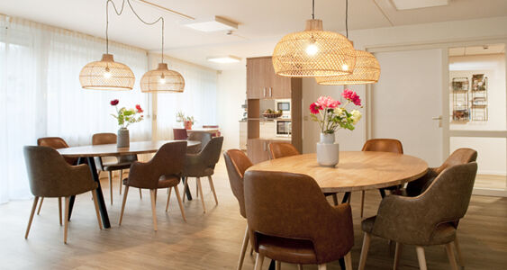 Bewoners gezamenlijke woonkamer zorginstelling