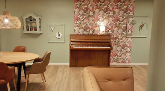 Bewoners wandstyling met behang